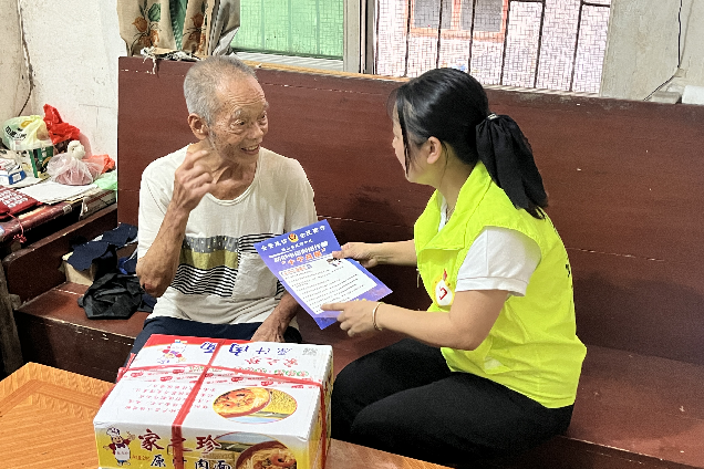 志愿者向老人講解防范電信網絡詐騙的知識.png